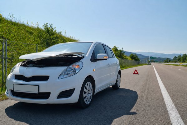 故障で路肩に停まっている車のイメージ